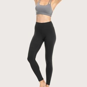 Black leggings, flattering